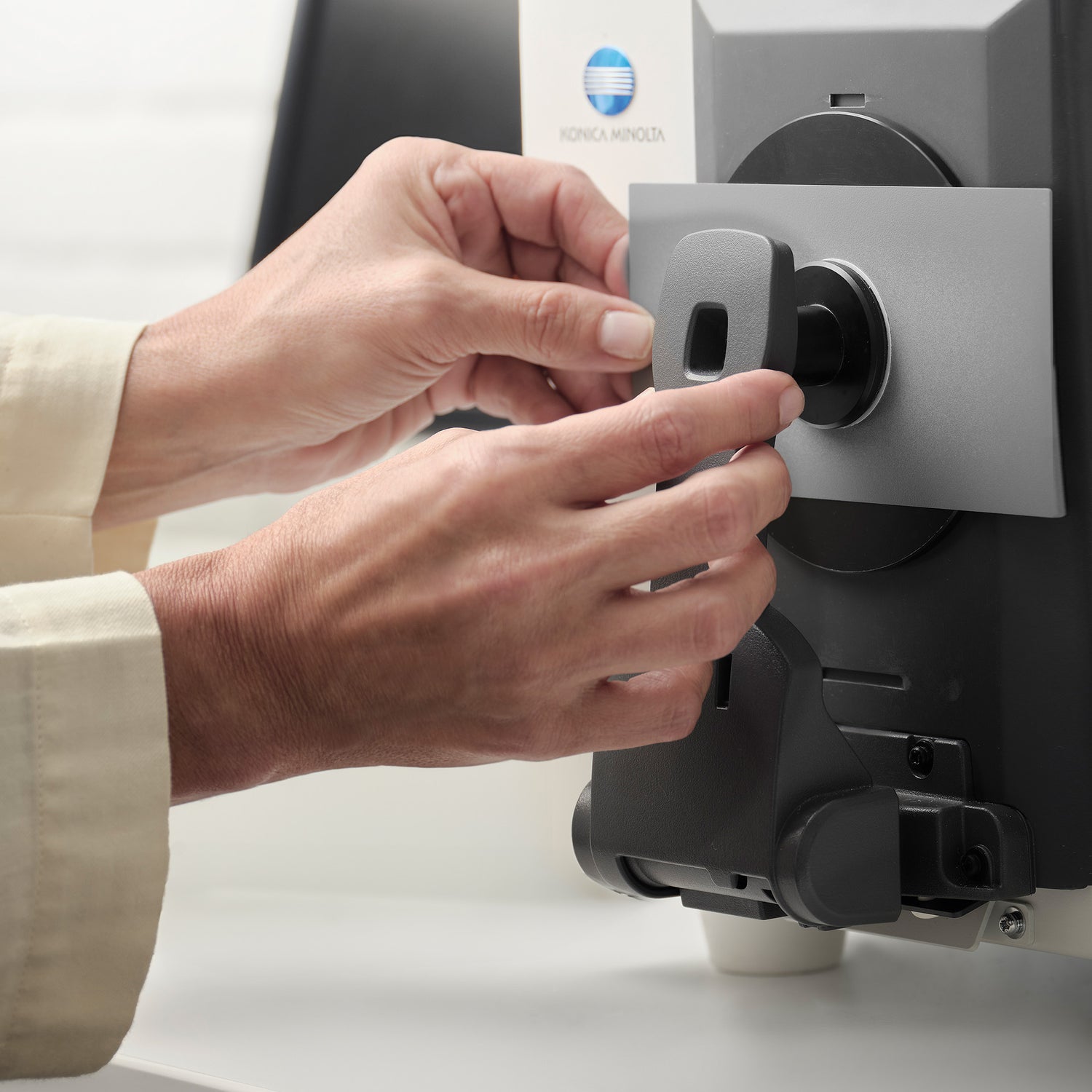 Hands managing colour by a measuring machine