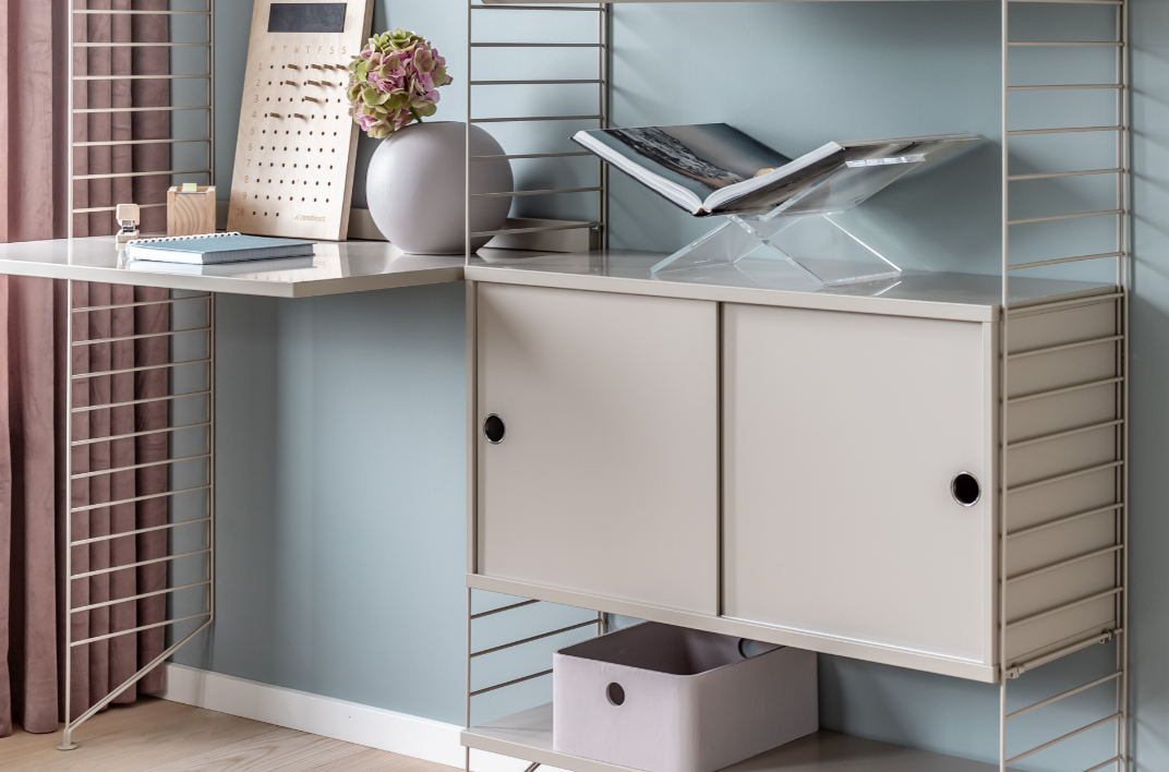 String shelf painted in a warm mid-tone NCS S 3005-Y20R