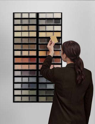 Person displaying coloursample of NCS Exterior 84 Display